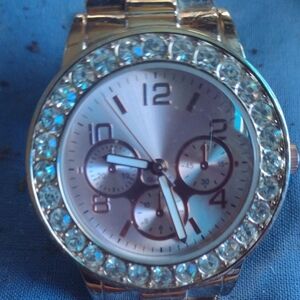 Elegant Gold Women's Watch with Crystal Accents